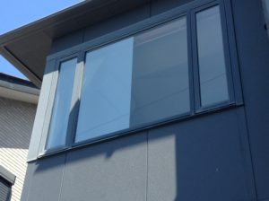 ガラスフィルム施工中