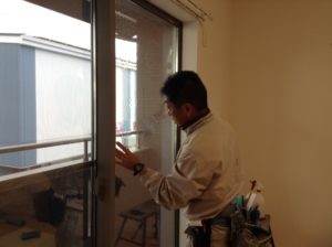 ガラスフィルム施工中