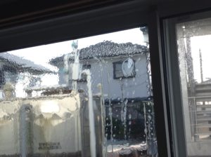 ガラスフィルム施工中