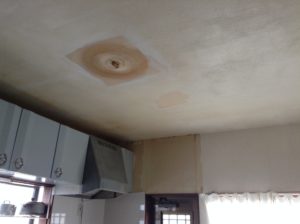 汚れた天井と壁