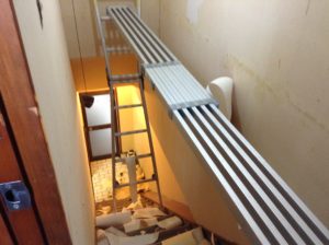 階段室の壁紙貼替