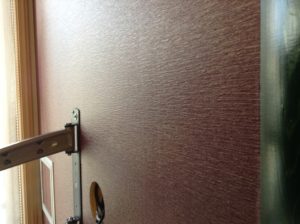 ボルドー色の壁紙