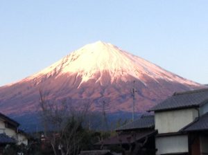 赤く染まる富士山