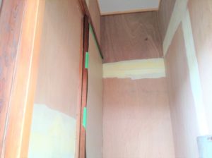 勝手口のクロス施工