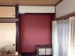 床の間の壁紙を赤色に
