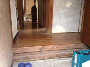 古くなった廊下の床板