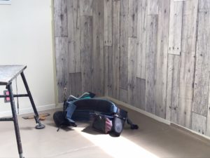 モダンなクロスを施工中