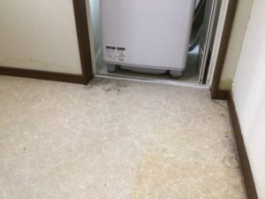 浴室入口の床の汚れ