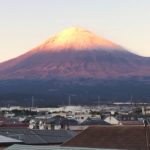 夕陽で化粧をした富士山