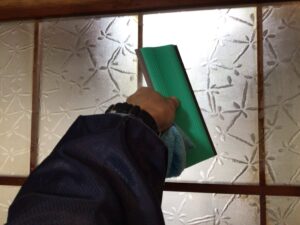 ガラス戸にフィルム施工中