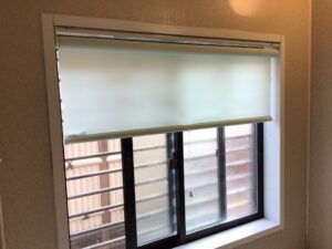 新しく入れ替えた浴室のロールスクリーン