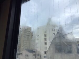 大きな窓にガラスフィルムの貼替え