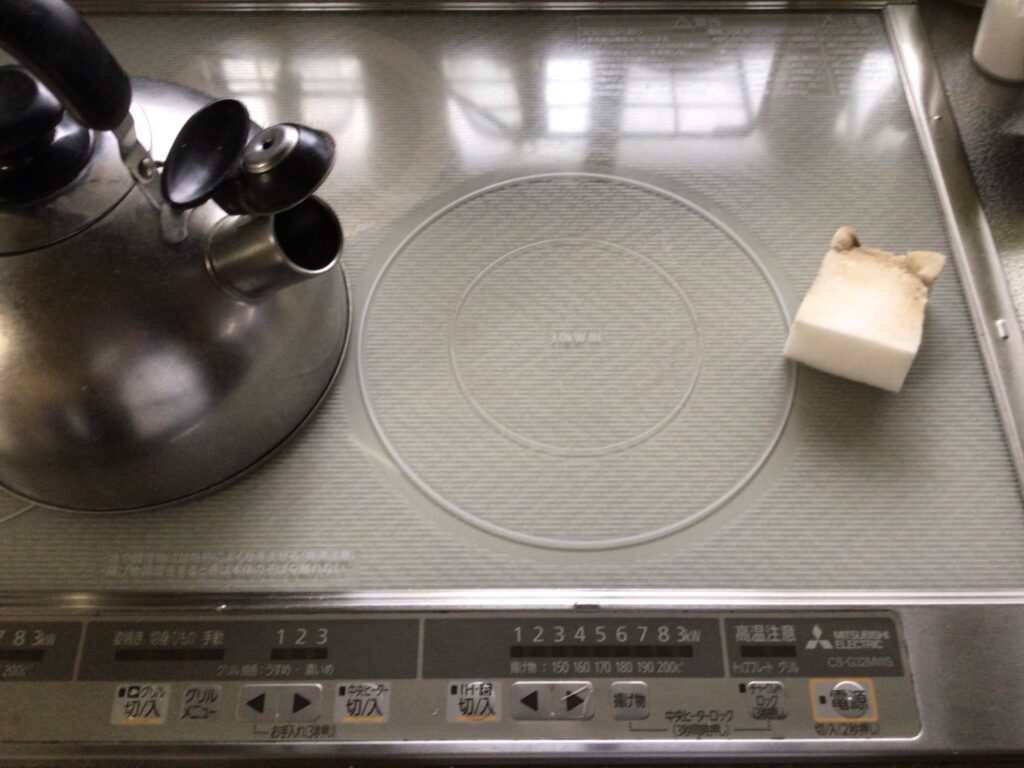 100均のスポンジで、IHクッキングヒーターの油汚れ、洗剤を使わないでキレイにしています。 インテリア佐野