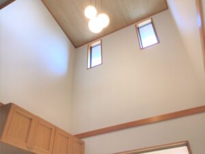 吹き抜けの玄関ホール